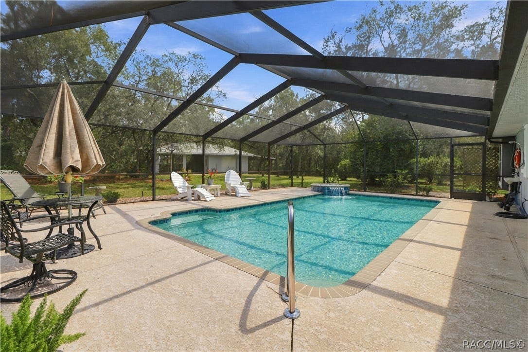 2593 S Columbine Avenue, Homosassa, FL 34448 SPACIOUS SCREEN-ENCLOSED POOL Expansive pool and deck area with plenty of room for swimming, lounging & entertaining.