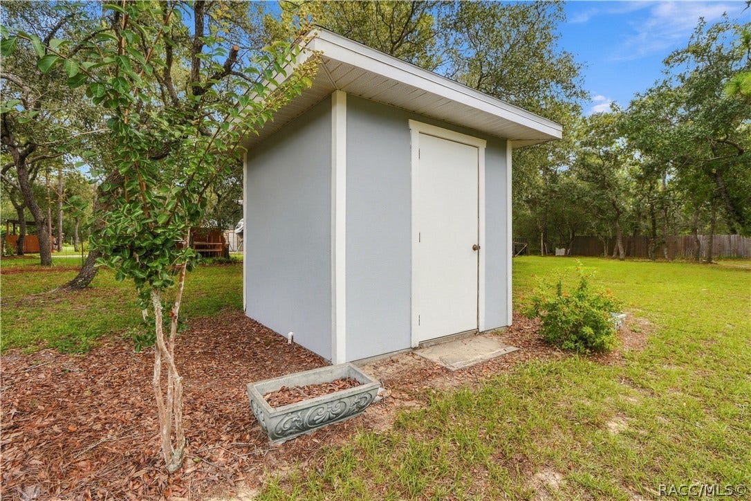 2593 S Columbine Avenue, Homosassa, FL 34448 DEDICATED WELL HOUSE Separate well house provides protected space for the propertys well equipment while keeping it conveniently accessible.