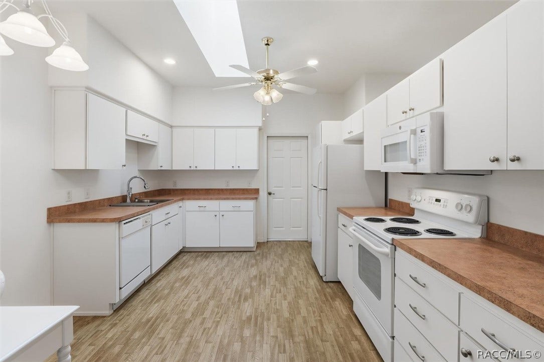 3694 S Belgrave Drive, Inverness, FL 34452 Large kitchen