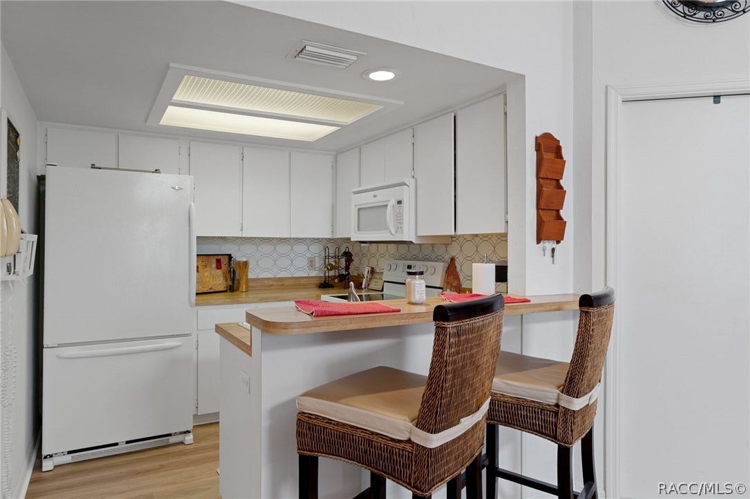 Centrally located kitchen with Breakfast Bar