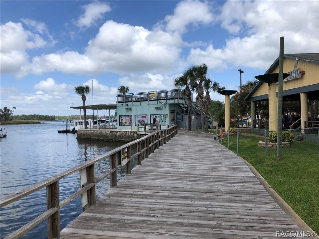 Plentiful Waterfront Dining options!