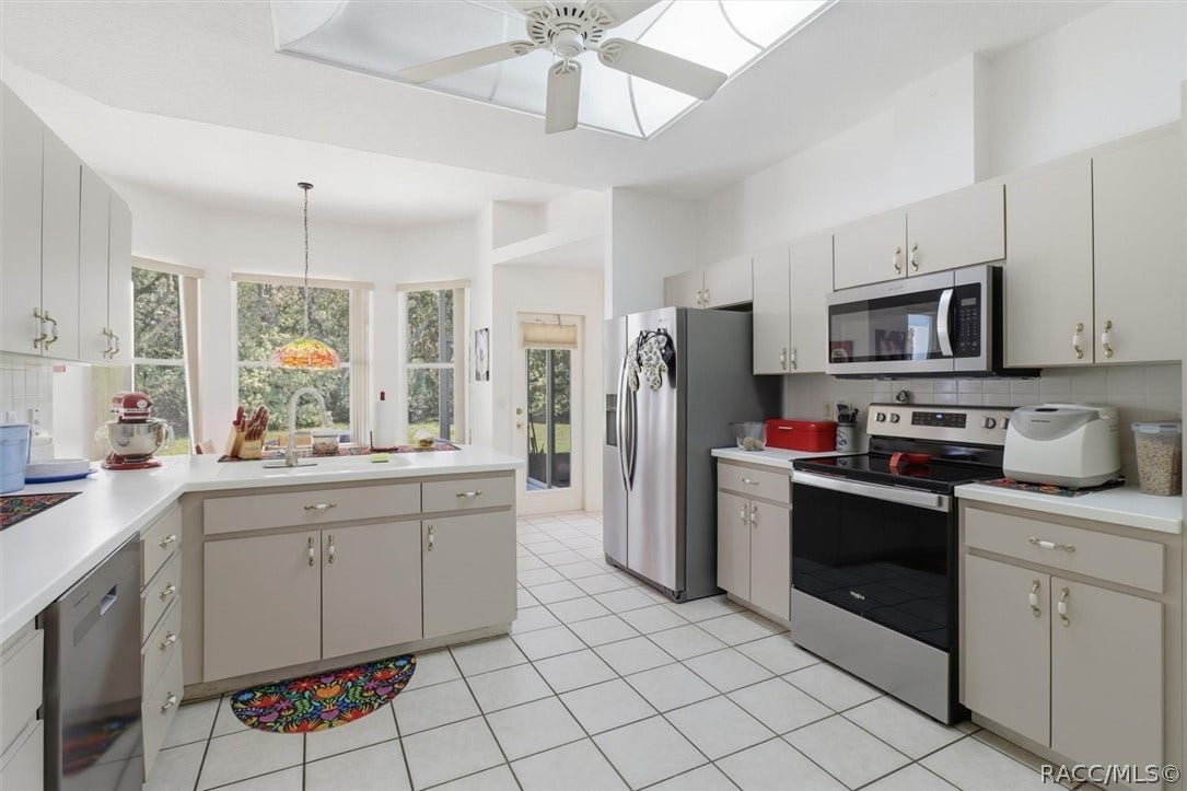 80 Oak Village Boulevard, Homosassa, FL 34446 Lots of storage