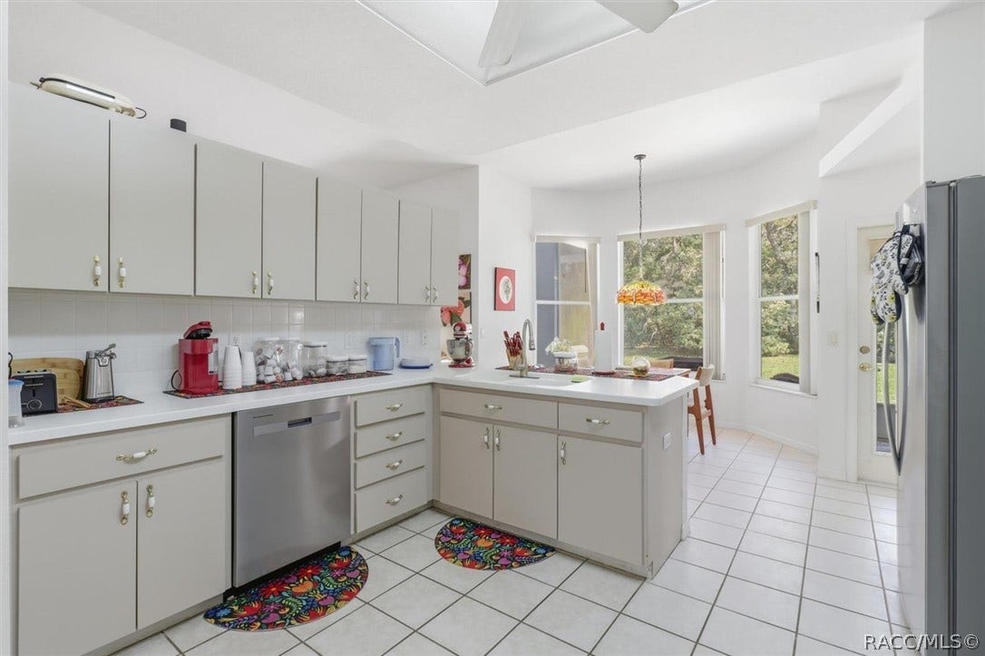80 Oak Village Boulevard, Homosassa, FL 34446 Corian counters