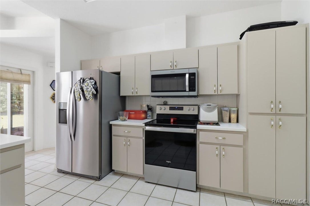 80 Oak Village Boulevard, Homosassa, FL 34446 Stainless appliances
