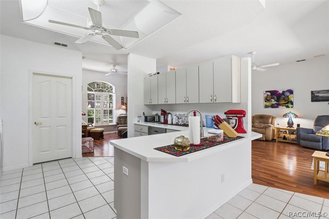 80 Oak Village Boulevard, Homosassa, FL 34446 Breakfast Bar
