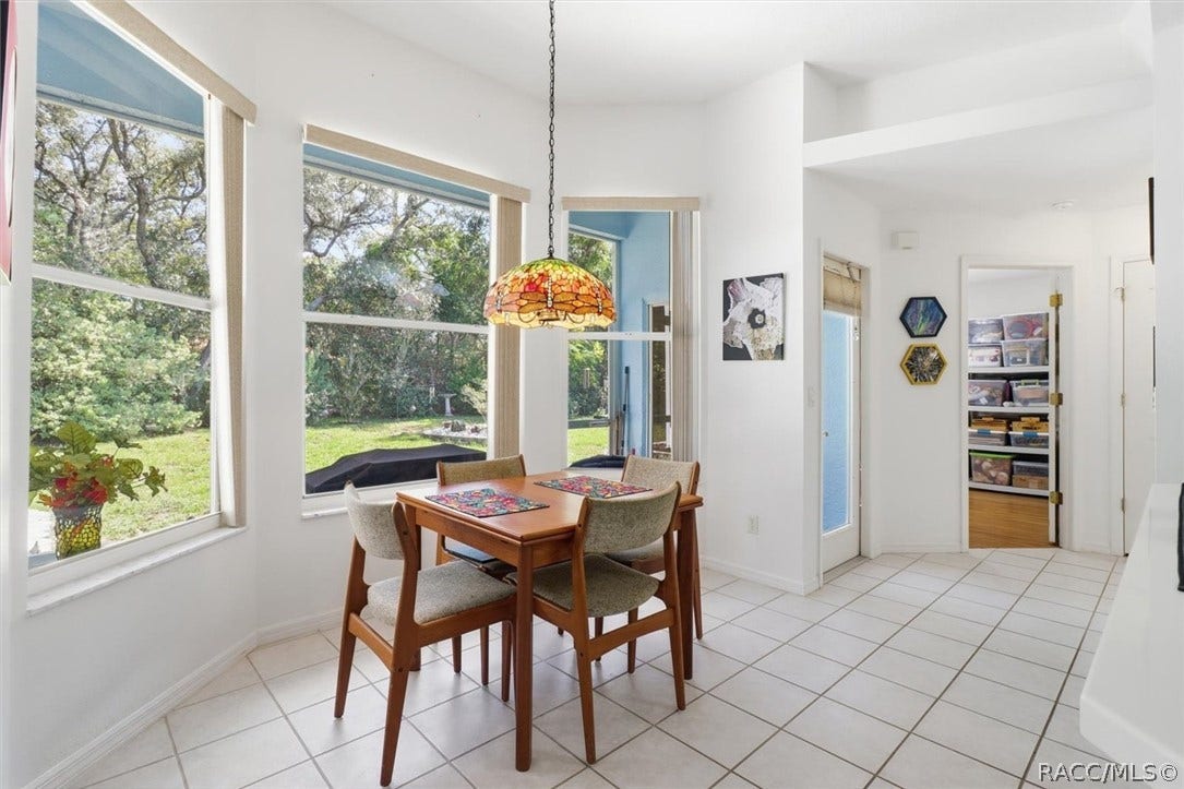 80 Oak Village Boulevard, Homosassa, FL 34446 Breakfast Nook (light does NOT convey)