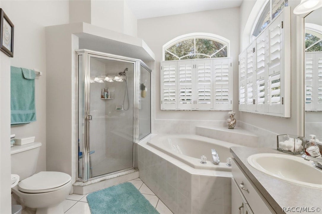 80 Oak Village Boulevard, Homosassa, FL 34446 Soaking tub and walk-in shower