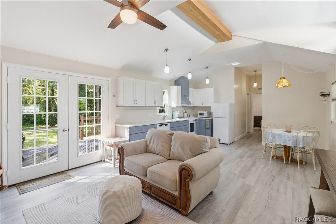 6230 W Glen Robbin Court, Crystal River, FL 34429 Open Kitchen & Living Space VAULTED CEILINGS, pendant lighting, attractive cabinetry & an open design create a bright, comfortable gathering space.