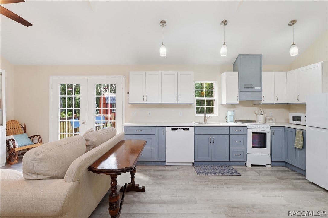 6230 W Glen Robbin Court, Crystal River, FL 34429 Open Kitchen & Living Area Enjoy the seamless connection between the kitchen & living room, offering comfortable space for everyday living & entertaining.