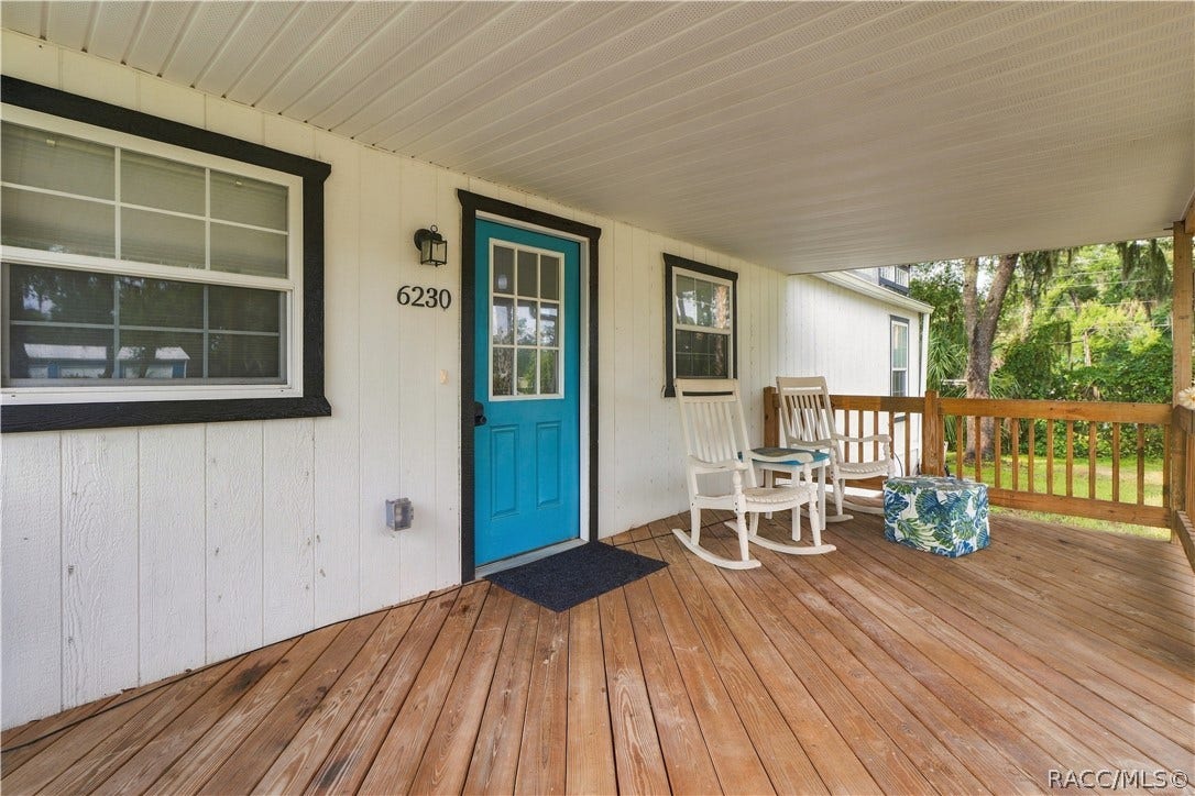 6230 W Glen Robbin Court, Crystal River, FL 34429 Front Porch Seating A cozy place to relax, featuring wooden decking, a covered roof & room for rocking chairs to enjoy the Florida breeze.