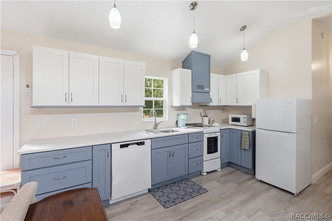 6230 W Glen Robbin Court, Crystal River, FL 34429 Kitchen Workspace Functional kitchen