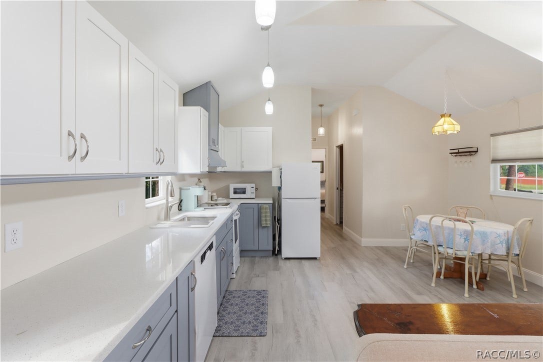 6230 W Glen Robbin Court, Crystal River, FL 34429 Kitchen Overview Attractive kitchen offering generous countertop space, plenty of cabinetry, electric range, dishwasher & refrigerator.