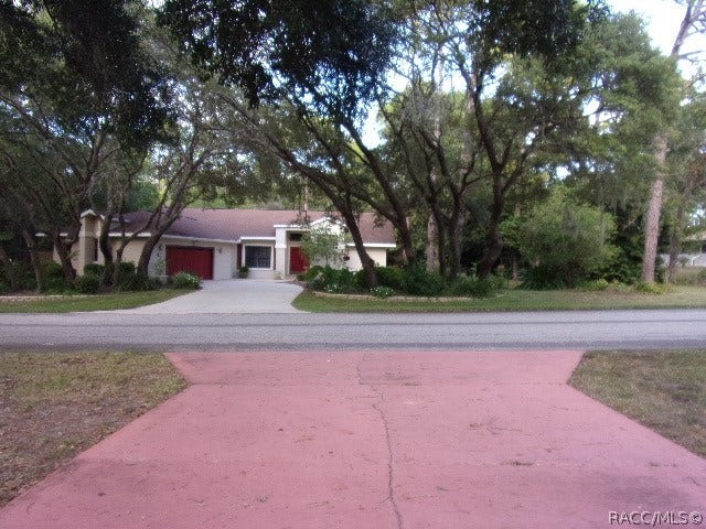 4 Fiddlewood Court, Homosassa, FL 34446 Driveway