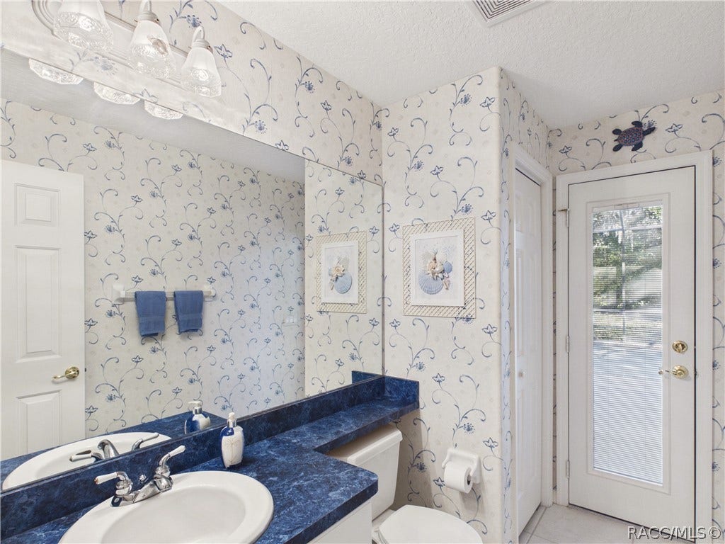 37 Livingstone Daisy Court, Homosassa, FL 34446 POOL BATH NEAR MASTER BEDROOM
