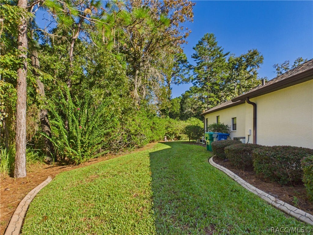 37 Livingstone Daisy Court, Homosassa, FL 34446 RIGHT SIDE OF HOME