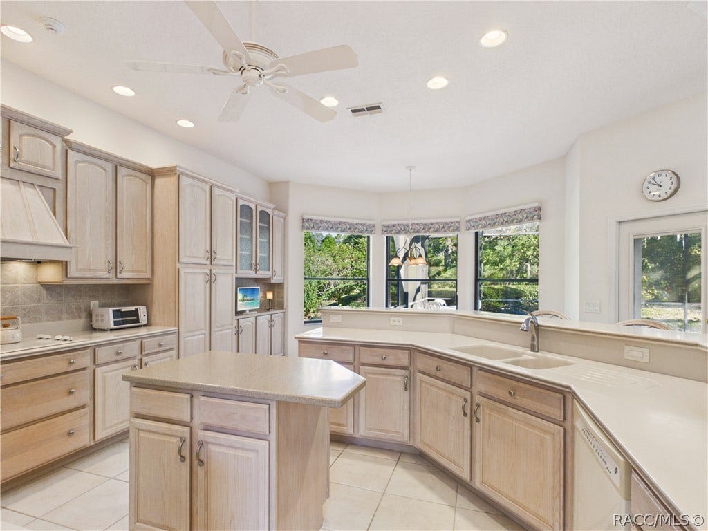 37 Livingstone Daisy Court, Homosassa, FL 34446 VIEW FROM THE ENTRANCE TO THE KITCHEN 1