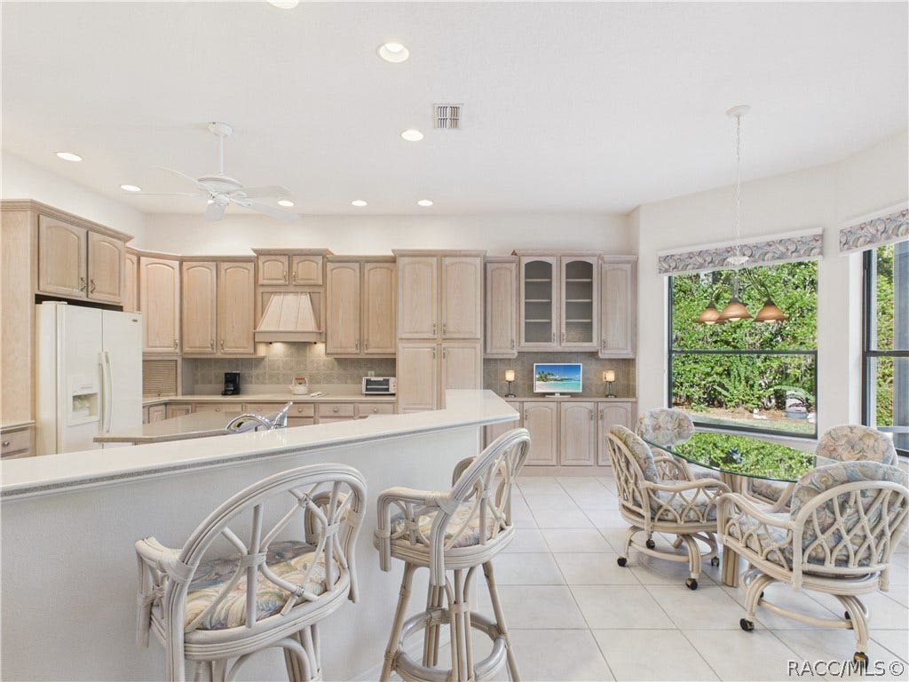 37 Livingstone Daisy Court, Homosassa, FL 34446 VIEW BACK TO THE BREAKFAST BAR AND BREAKFAST NOOK