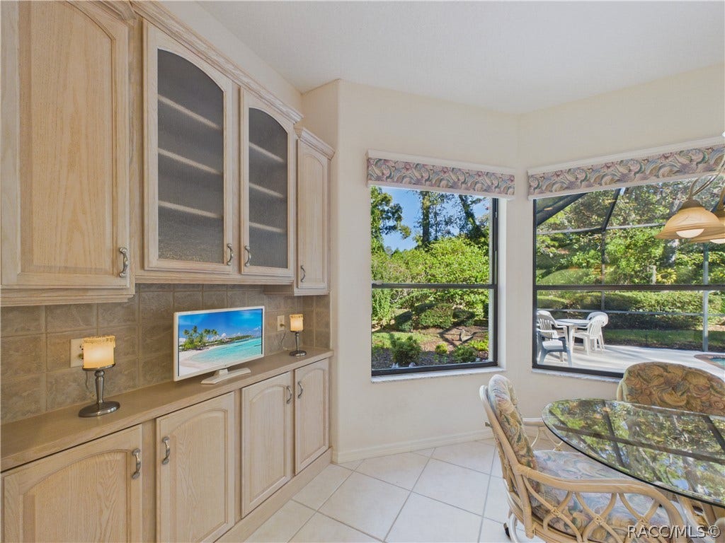 37 Livingstone Daisy Court, Homosassa, FL 34446 KITCHEN OPENS TO THE BREAKFAST NOOK