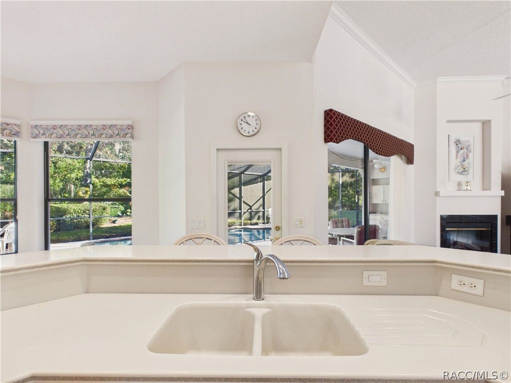 37 Livingstone Daisy Court, Homosassa, FL 34446 KICHEN 4 OPENS TO THE GREAT ROOM AND BREAKFAST NOOK