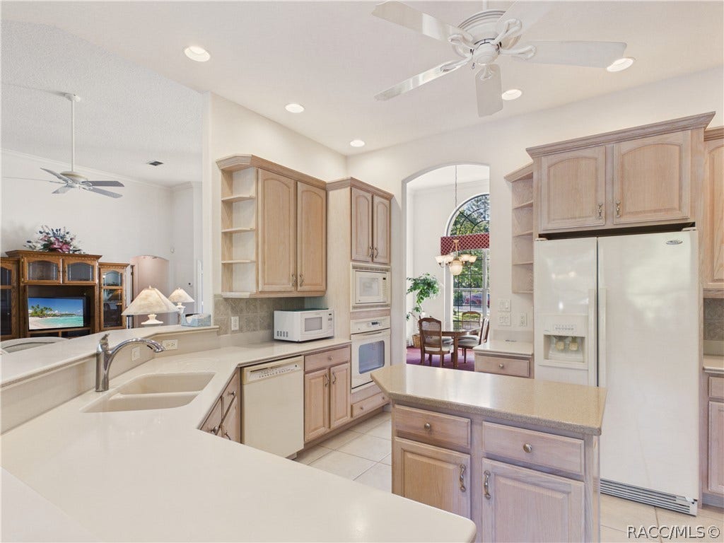 37 Livingstone Daisy Court, Homosassa, FL 34446 VIEW BACK TOWARDS THE DINING ROOM 2
