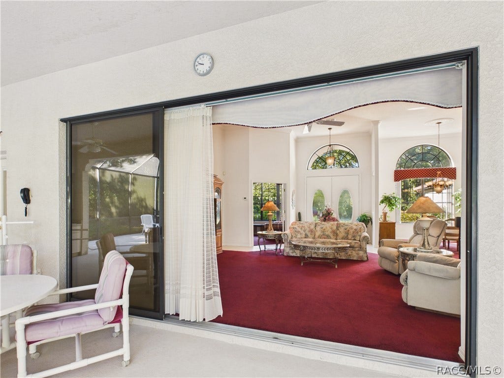 37 Livingstone Daisy Court, Homosassa, FL 34446 VIEW BACK FROM THE LANAI TO GREAT ROOM