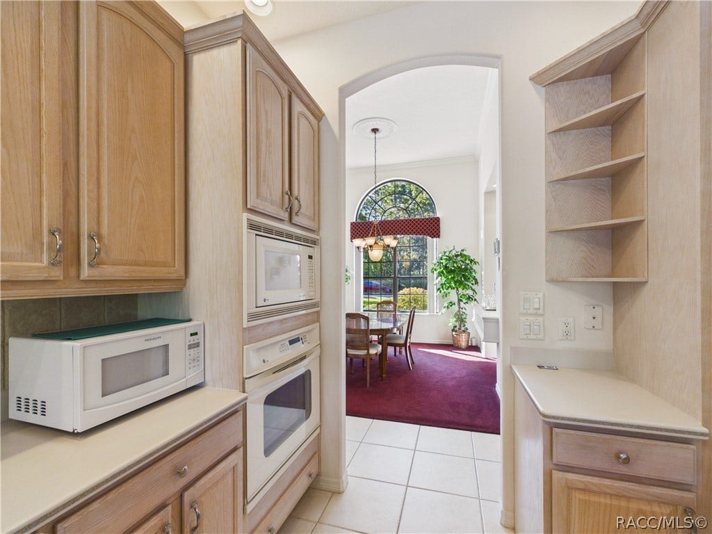 37 Livingstone Daisy Court, Homosassa, FL 34446 VIEW BACK TO THE DINING ROOM FROM THE KITCHEN