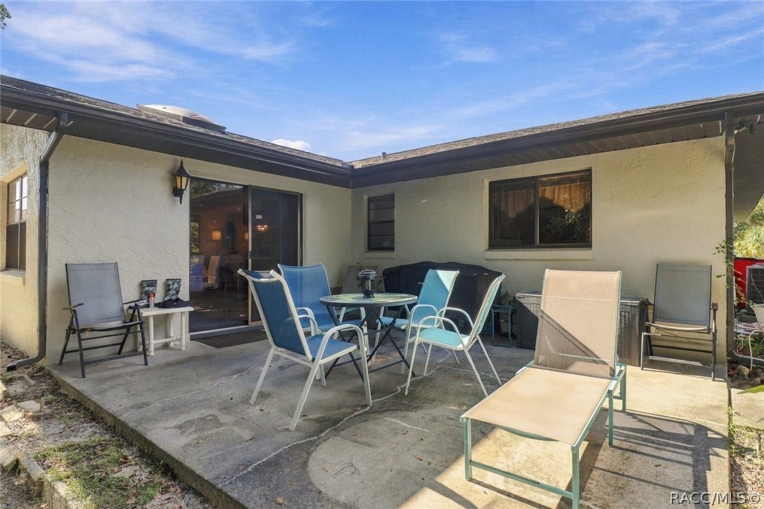 5 Mangrove Court S, Homosassa, FL 34446 outside patio for dining/grilling