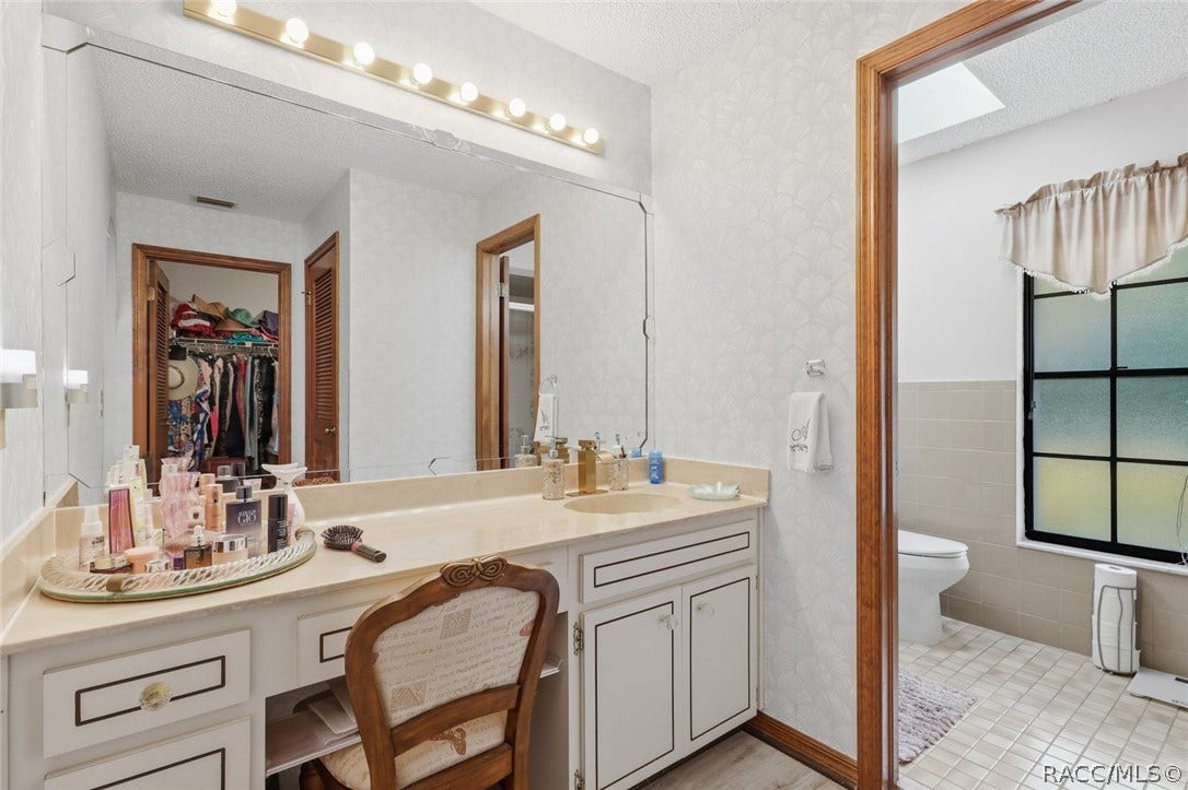 5 Mangrove Court S, Homosassa, FL 34446 primary bath w/ double sinks