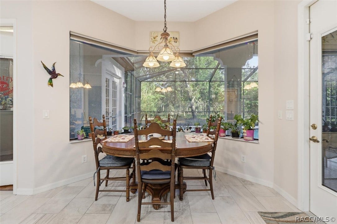 Breakfast Nook with seamless window