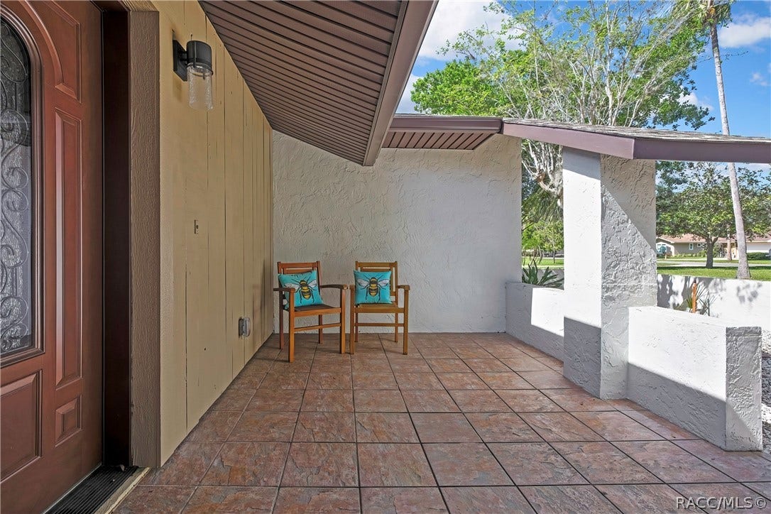 11806 W Riverhaven Drive, Homosassa, FL 34448 Covered front entry porch with tile flooring.