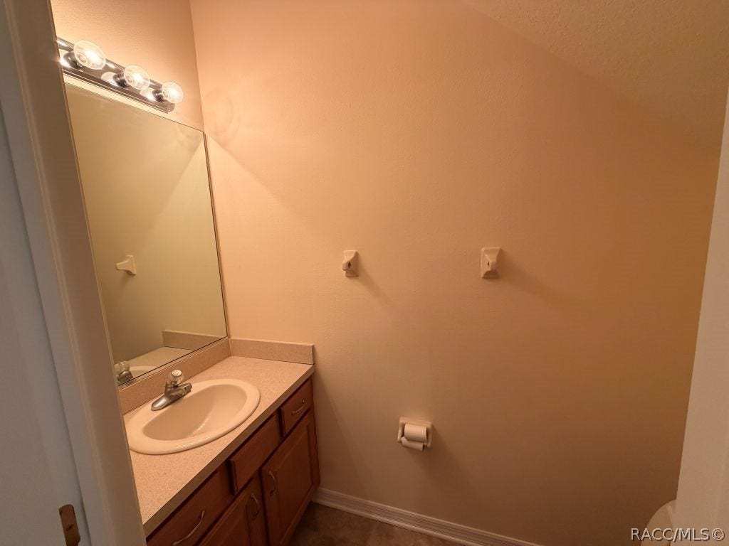 1586 W Spring Meadow Loop, Lecanto, FL 34461 1/2 bath downstairs