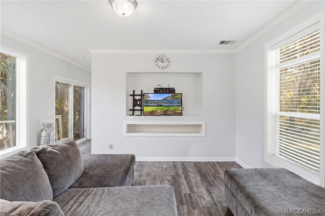 7528 N Chabaud Terrace, Crystal River, FL 34428 A COZY PLACE TO UNWIND! Enjoy the comfortable living area featuring large windows, neutral finishes & a recessed entertainment space.