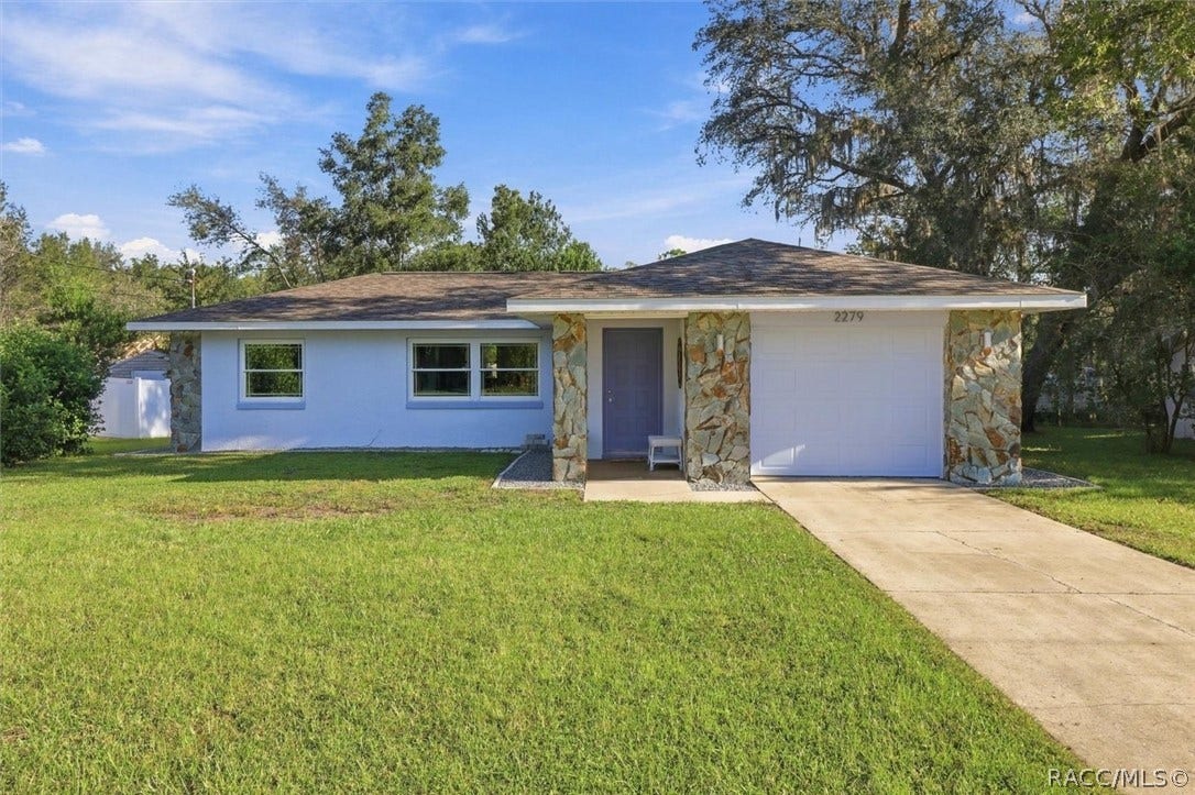 2279 W Winter Place, Citrus Springs, FL 34434