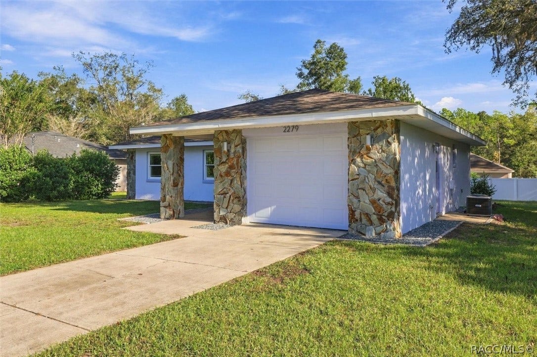 2279 W Winter Place, Citrus Springs, FL 34434