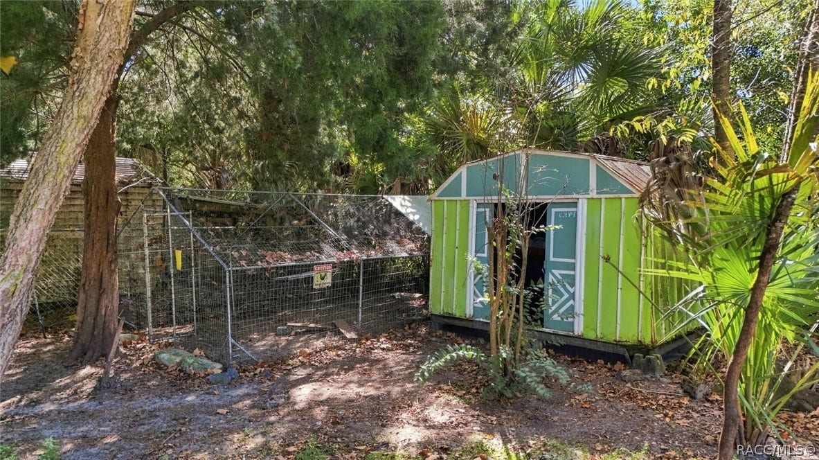 6930 W Sasser Street, Homosassa, FL 34446 Hen house and run.