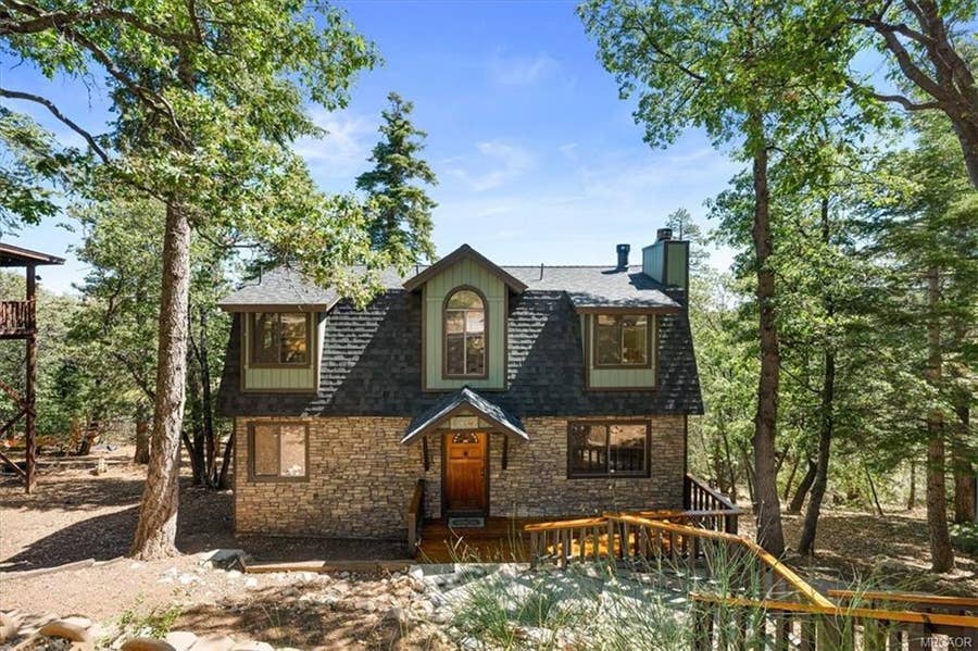 Property photo for 1550 Tuolumne Road, Big Bear, CA