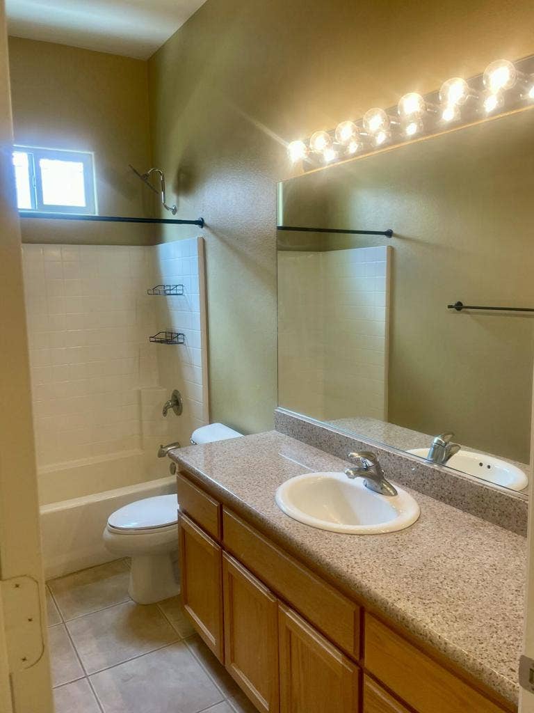 49634 Wayne Street, Indio, CA 92201 Second Bathroom