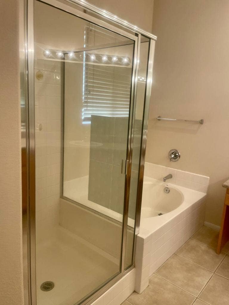 49634 Wayne Street, Indio, CA 92201 Primary Shower Tub