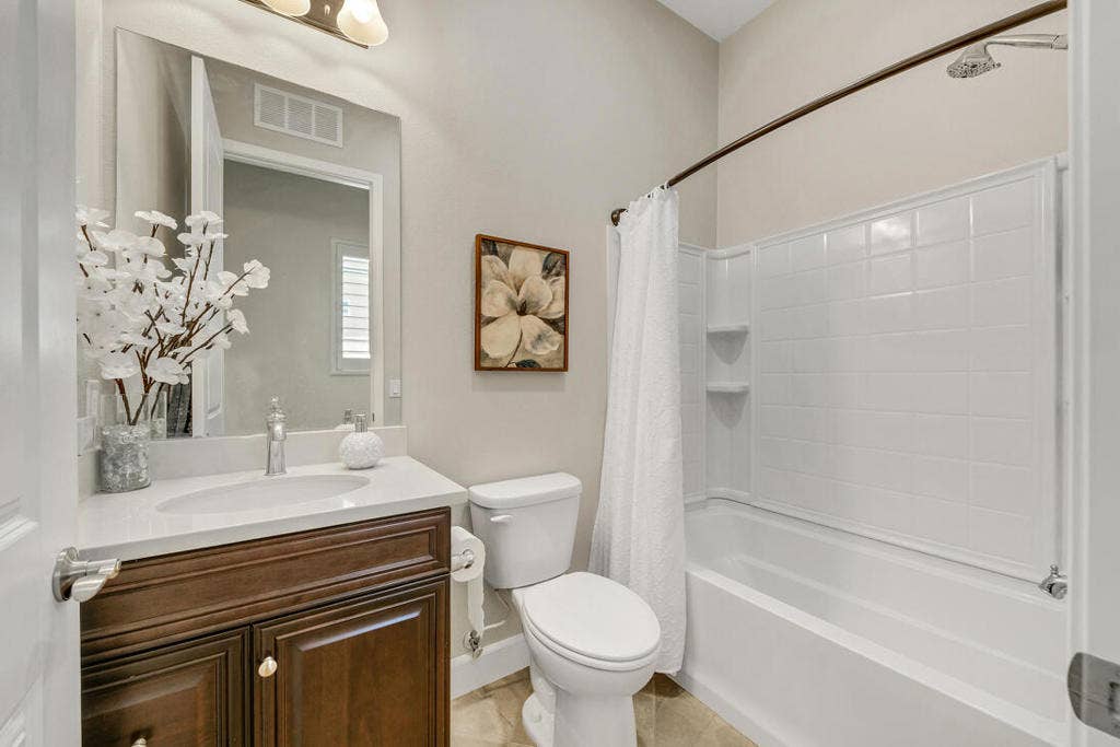 38469 Camino Aguacero, Indio, CA 92203 22 BATHROOM MLS