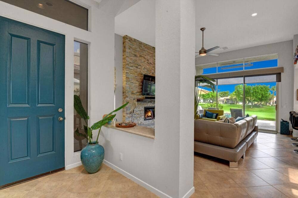 005ENTRY WAY TO LIVING ROOM