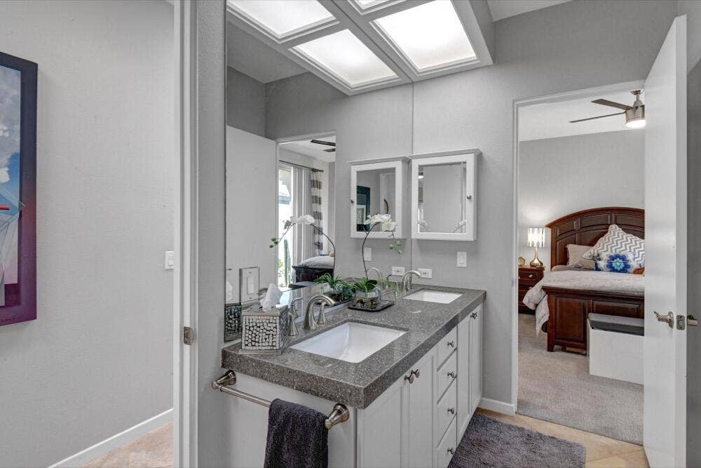 025JACK AND JILL BATHROOM