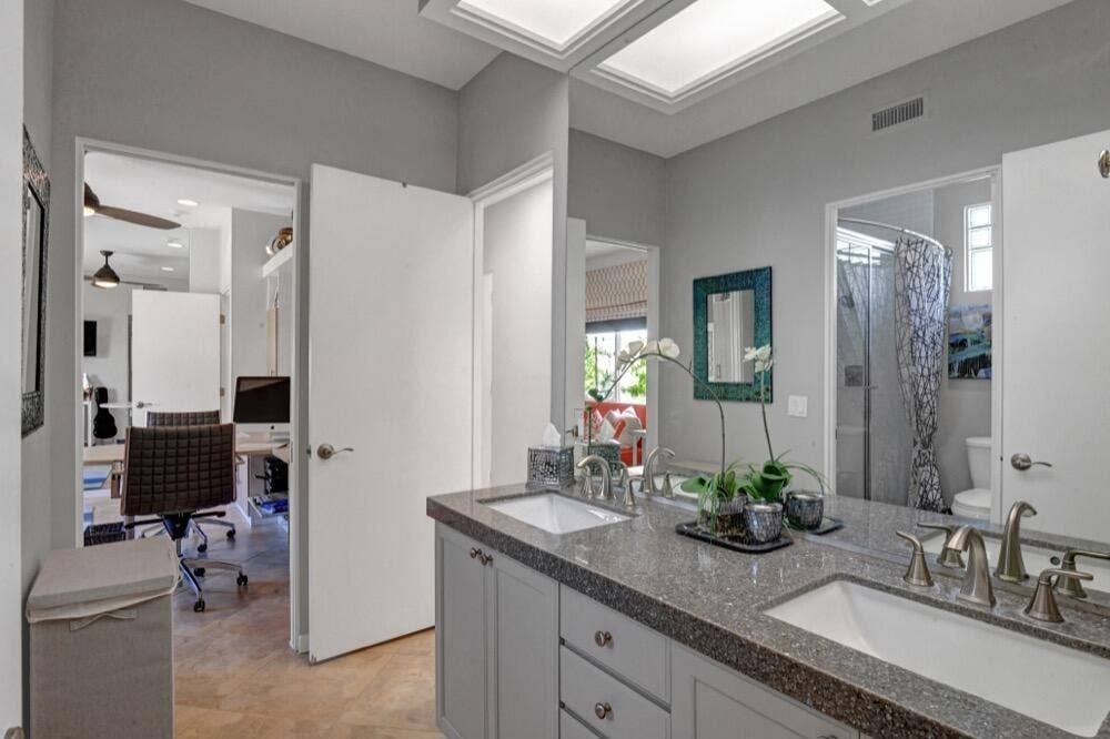 027JACK AND JILL BATHROOM REVERSE
