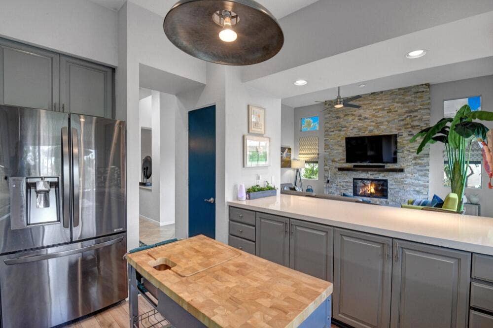 010KITCHEN OVER ISLAND