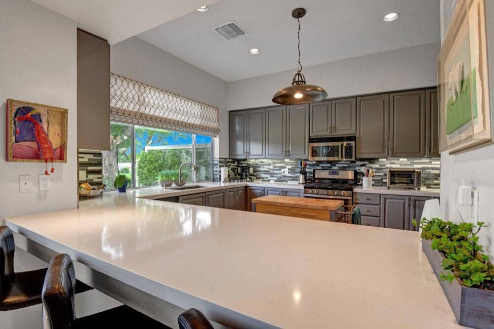 011KITCHEN OVER BREAKFAST BAR