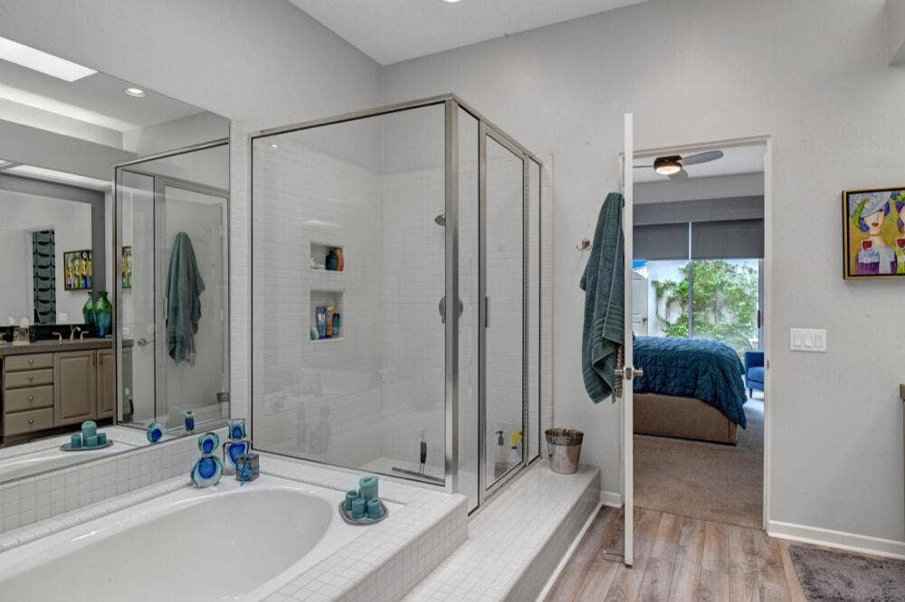 021MASTER BATHROOM SHOWER AND TUB