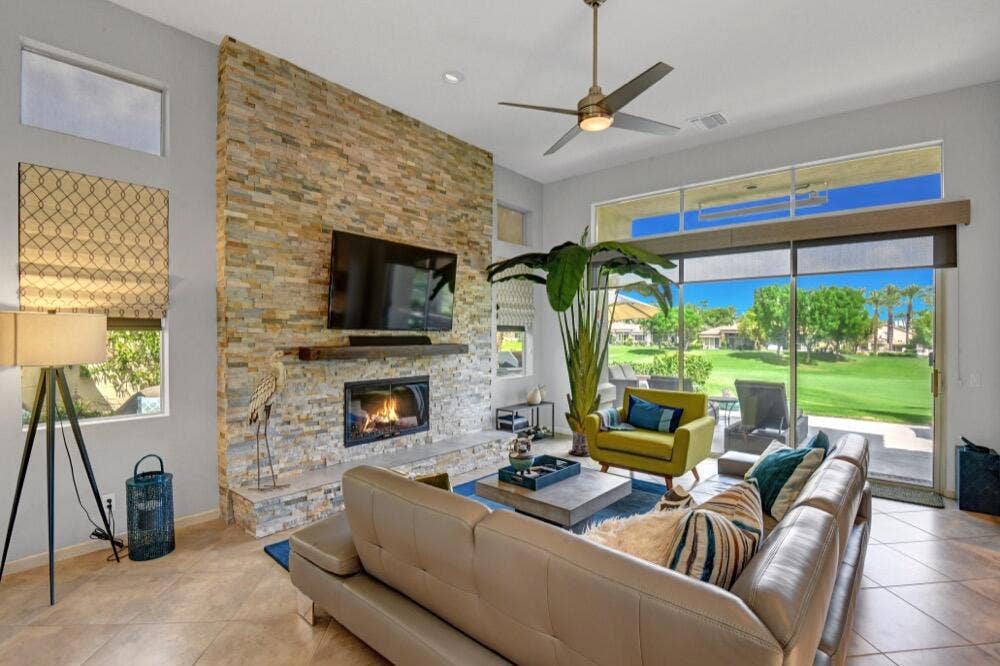 001LIVING ROOM TO VIEW