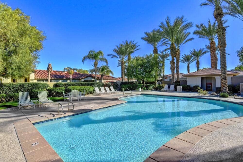 033COMMUNITY POOL