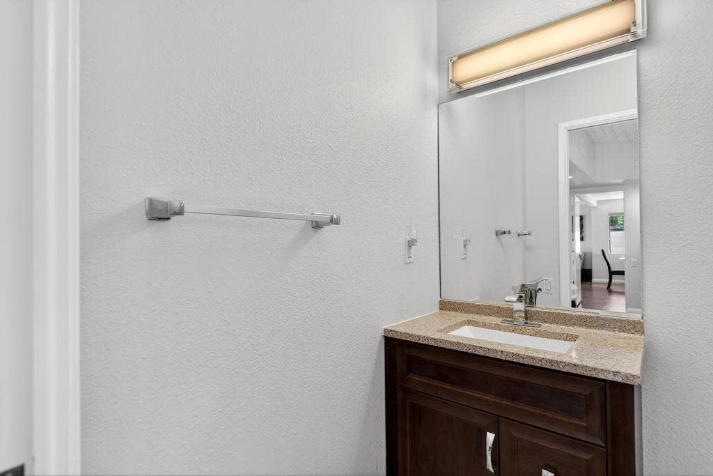 470 Sunningdale Drive, Rancho Mirage, CA 92270 officebathroom