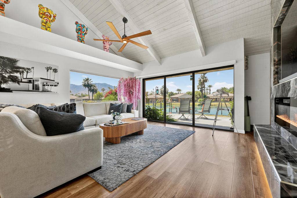 470 Sunningdale Drive, Rancho Mirage, CA 92270 couch