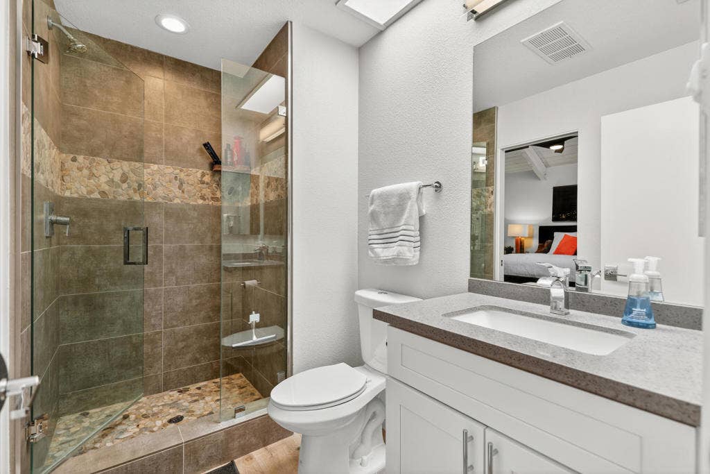 470 Sunningdale Drive, Rancho Mirage, CA 92270 guestbathroomshower